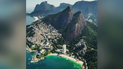 Hiking up Dois Irmãos